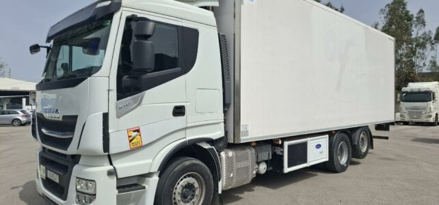 Iveco Stralis com Caixa Frigorifico